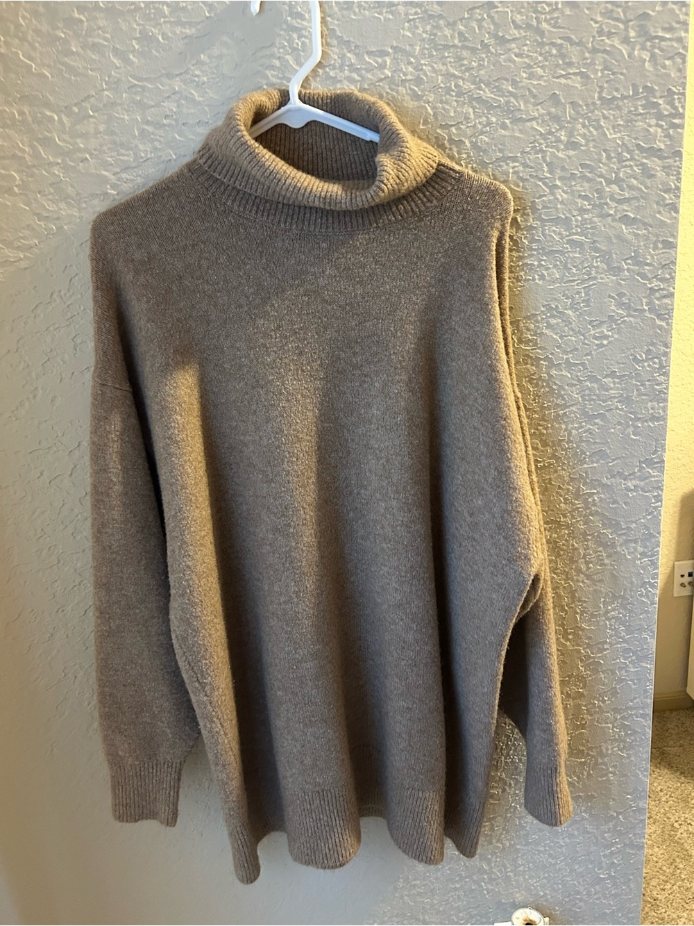 H&M Beige Oversized Turtleneck Sweater - Picture 3 of 3